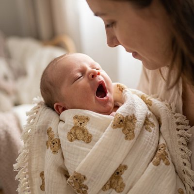 Couverture bébé qui baille avec maman