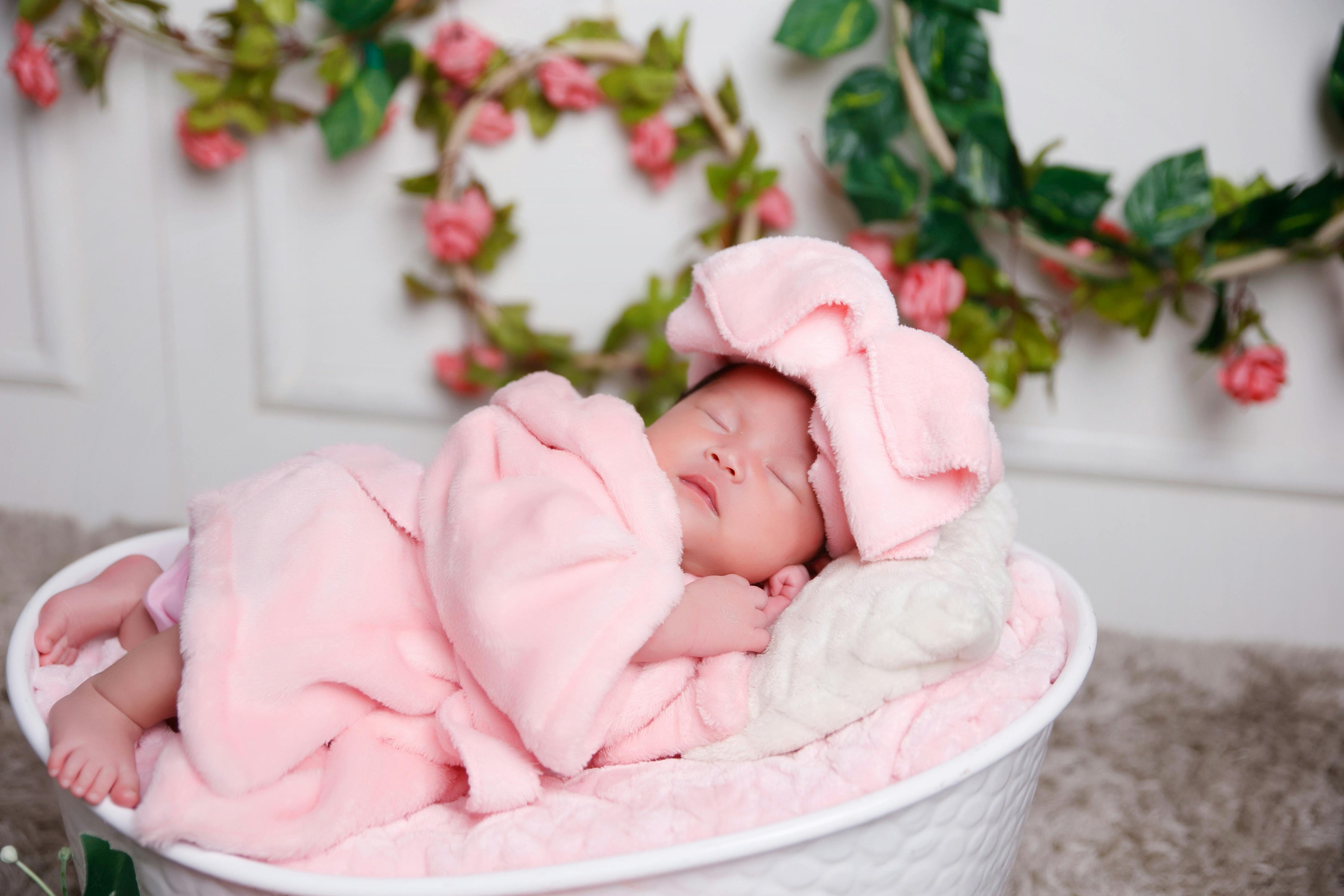 bébé dort emmitouflé vêtements roses