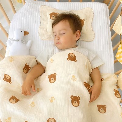 Couverture bébé beige ourson marron bébé dort