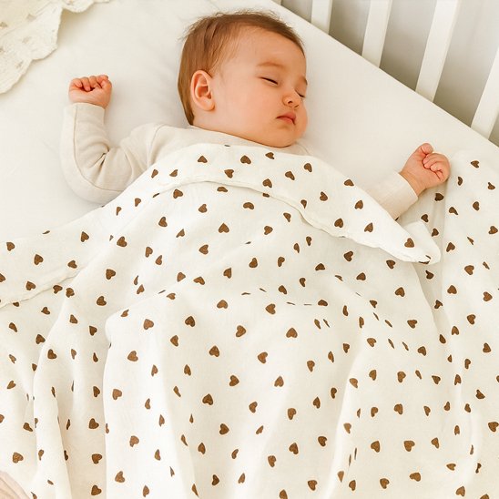 Couverture bébé coeur bébé dort dans sont lit