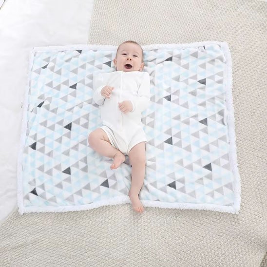 Couverture bébé couché souriant