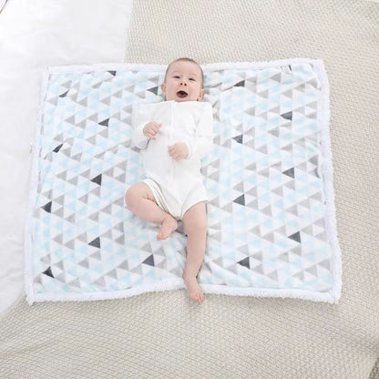 Couverture bébé couché souriant