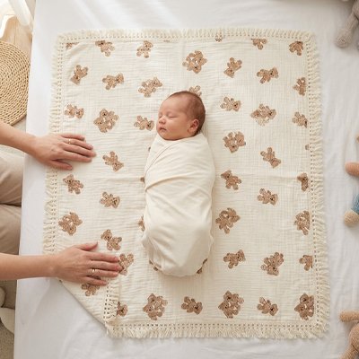 Couverture bébé emmailloté sur table à langer