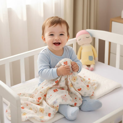couverture bébé fraise souriant assis dans son lit