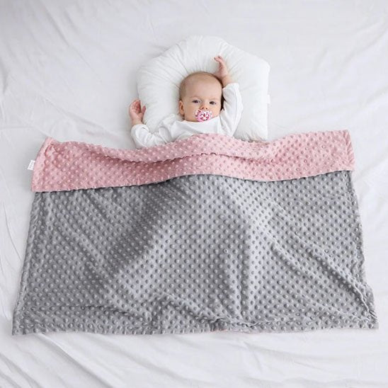 Couverture bébé gris rose bébé couché sucette