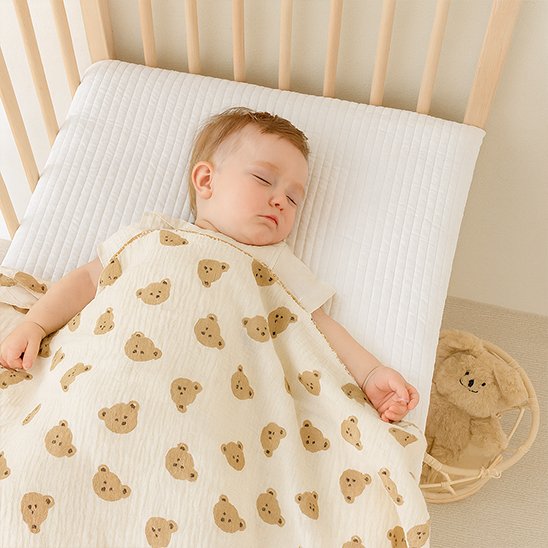 Couverture bébé ourson bébé dort dans son lit
