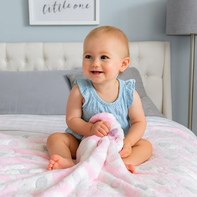 Couverture bebe rose blanc bébé fille sourit lit