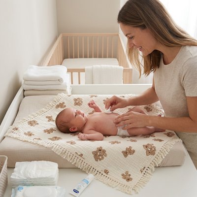Couverture bébé sur table à langer avec maman
